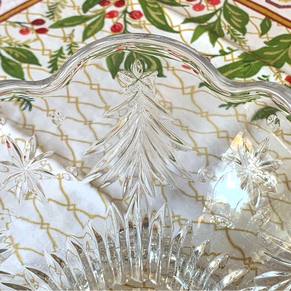 SALE! Mikasa Christmas Bowl - Picture 11 of 13